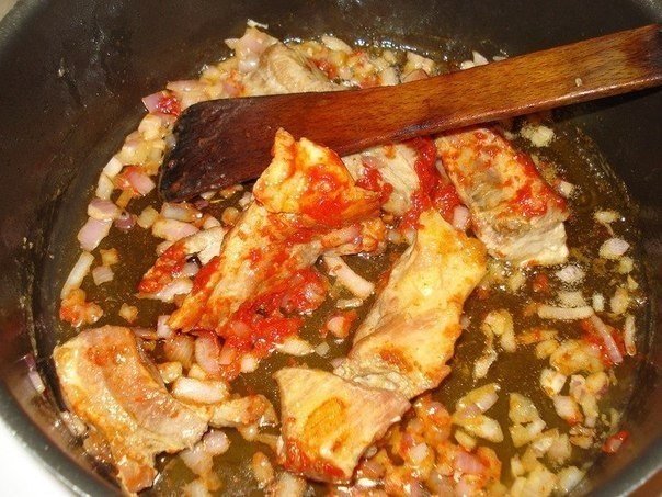 Свинина, тушкована з грибами і капустою