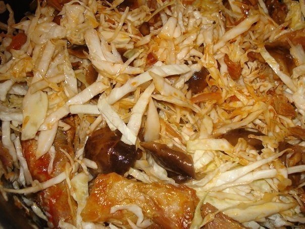 Свинина, тушкована з грибами і капустою