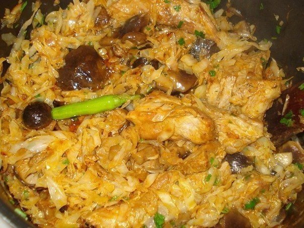 Свинина, тушкована з грибами і капустою