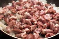 Курячі сердечка, тушковані в сметані