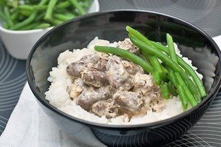 Курячі сердечка, тушковані в сметані