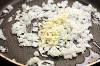 Курячі сердечка, тушковані в сметані