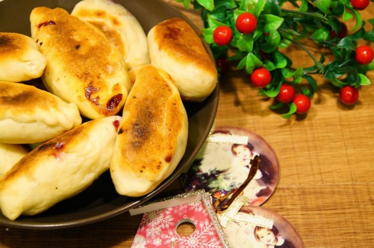 Смажені дріжджові пиріжки з чорницею