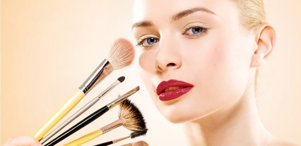 На думку чоловіків, жінки переборщують з косметикою