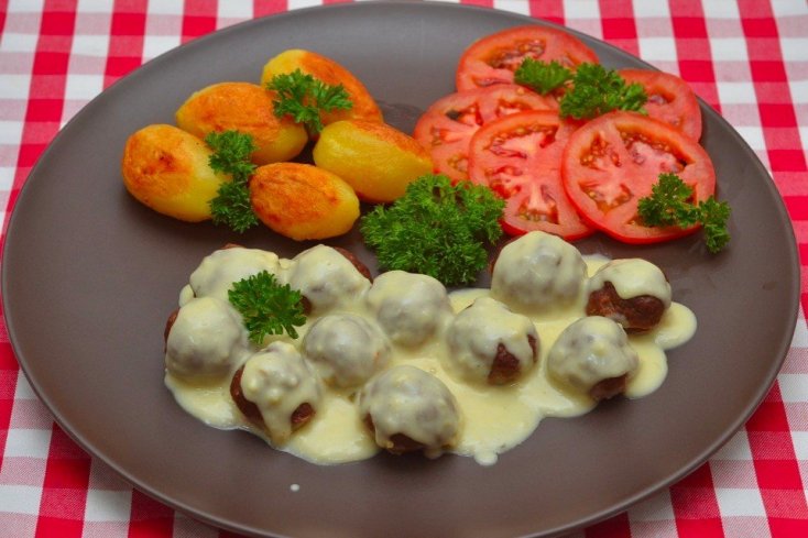 М'ясні кульки з яловичого фаршу під вершковим соусом