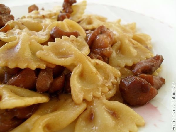 Паста фарфалле з куркою