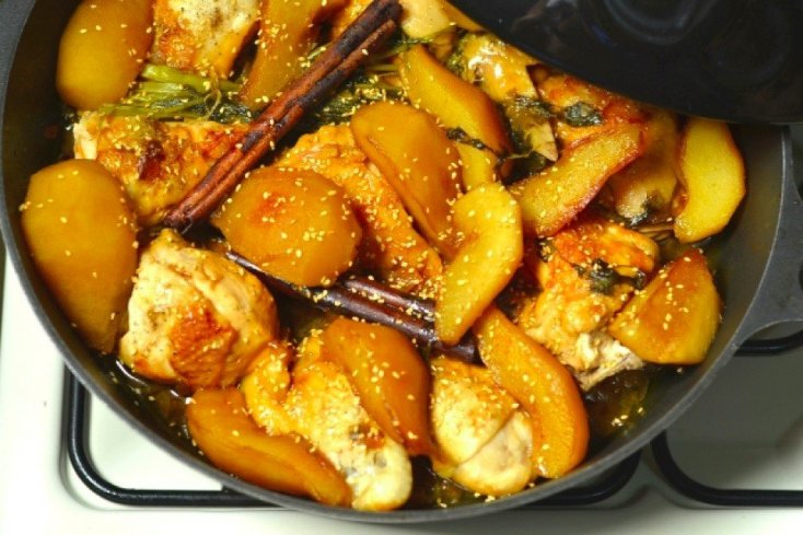 Курка з карамелізованими грушами і корицею