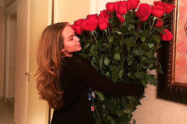 Мама гоняет женихов Стеши Маликовой