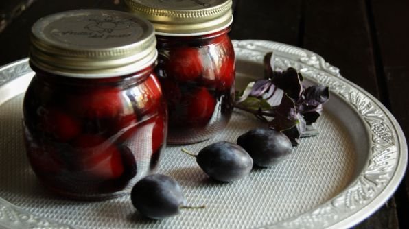 Маринованные сливы на зиму с чесноком