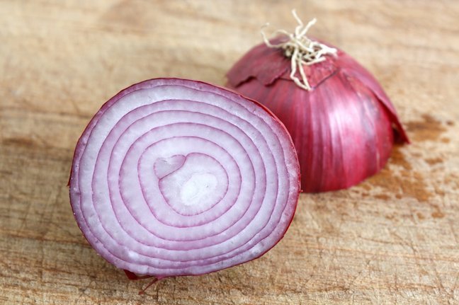 От яблок до лука: продукты, которые не дают плоского живота