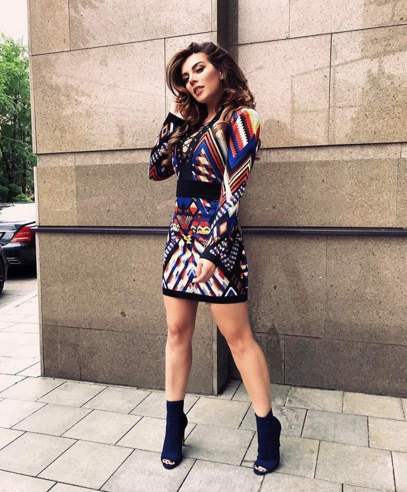 Анна Седокова показала стройные ноги в ярком мини